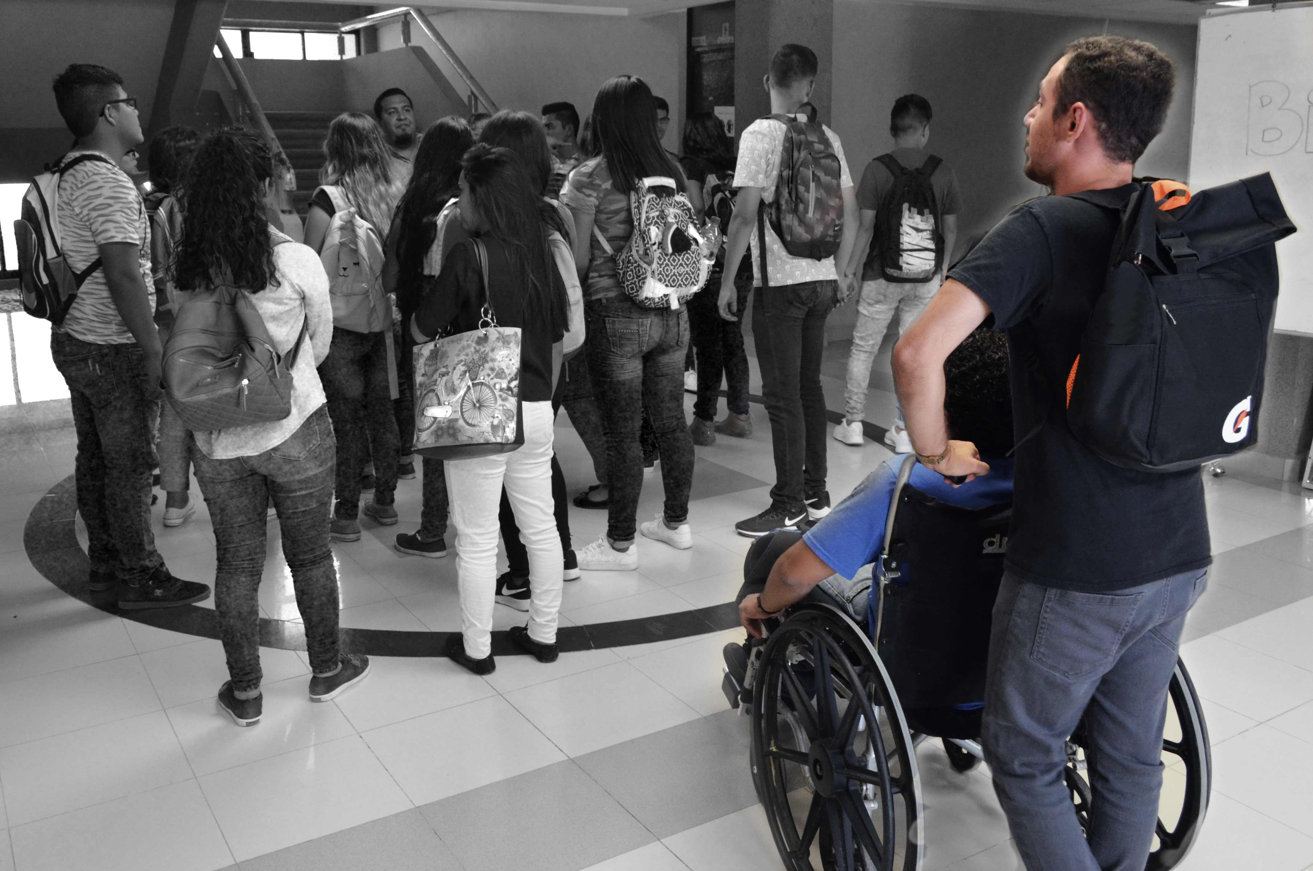 La imagen muestra a un grupo de estudiantes con y sin discapacidad dentro de las instalaciones de la UTSC.