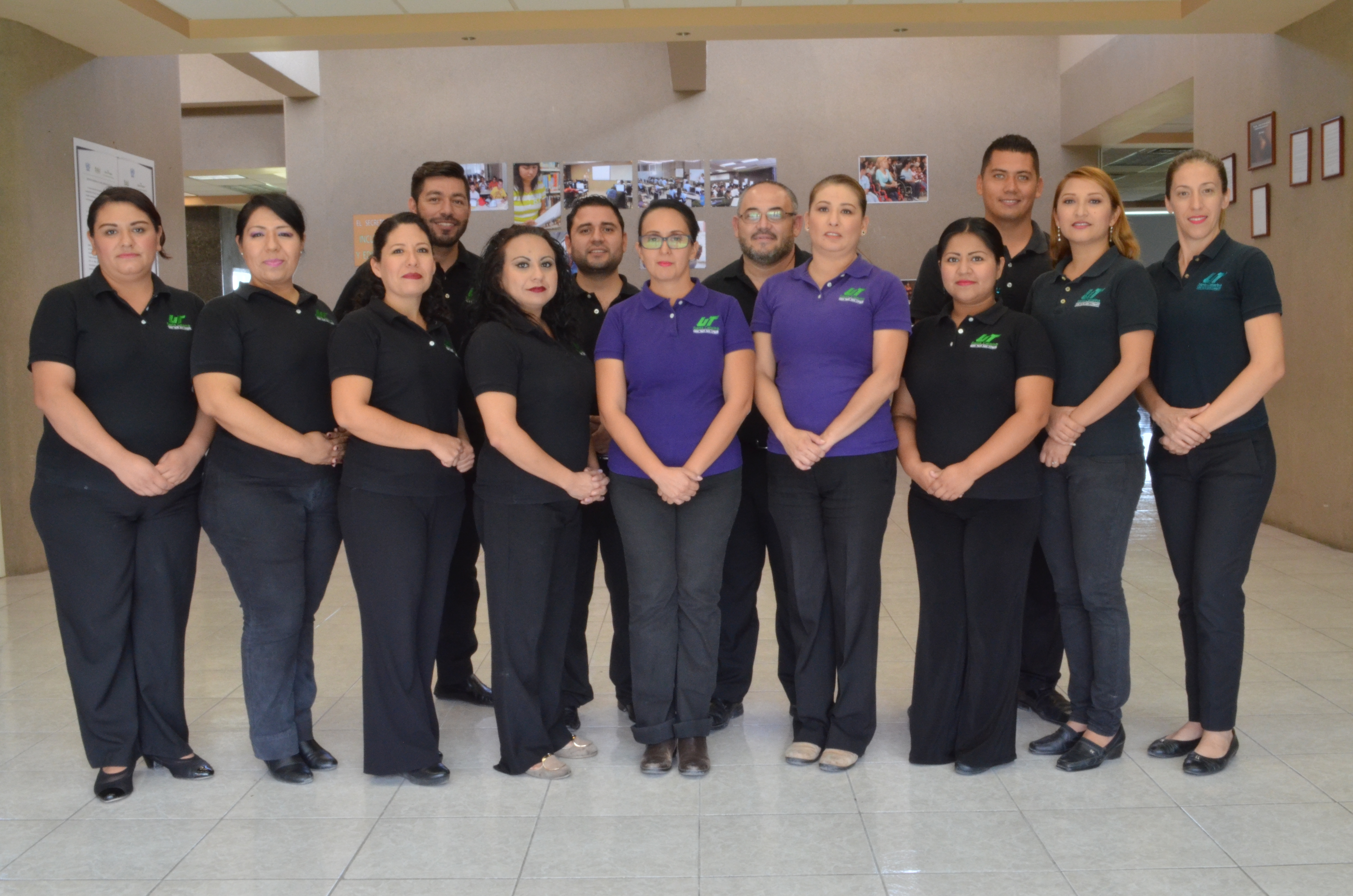 La imagen muestra al grupo de intérpretes de Lengua de Señas Mexicana de la UTSC.