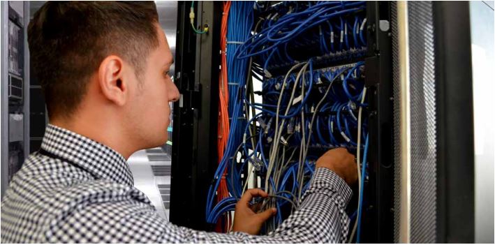 La imagen muestra a una personas revisando algunos cables.