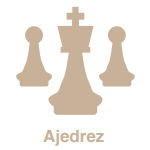La imagen muestra 3 piezas de ajedrez.