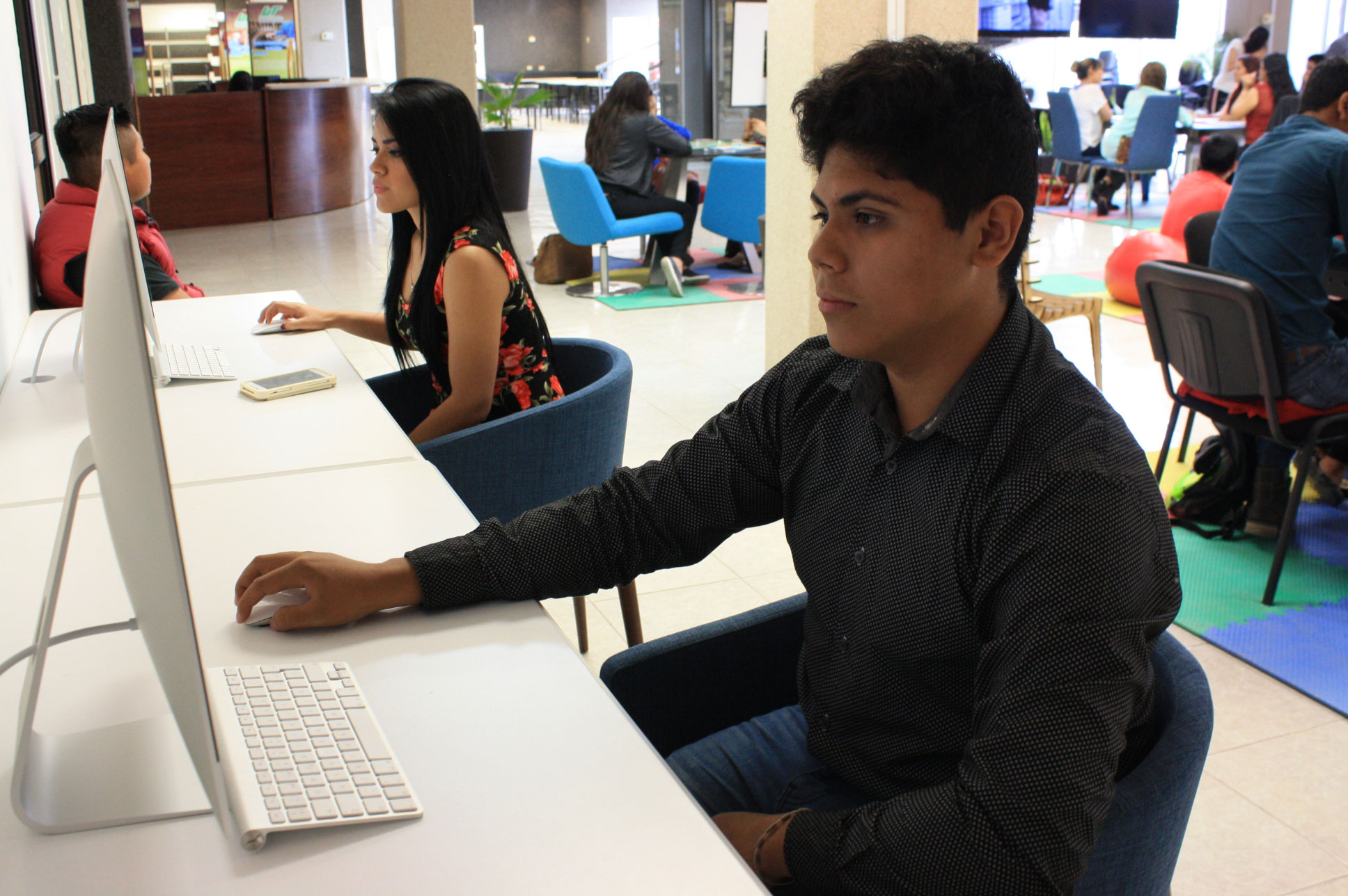 La imagen muestra a un estudiante en una computadora del laboratorio de innovación DIA.
