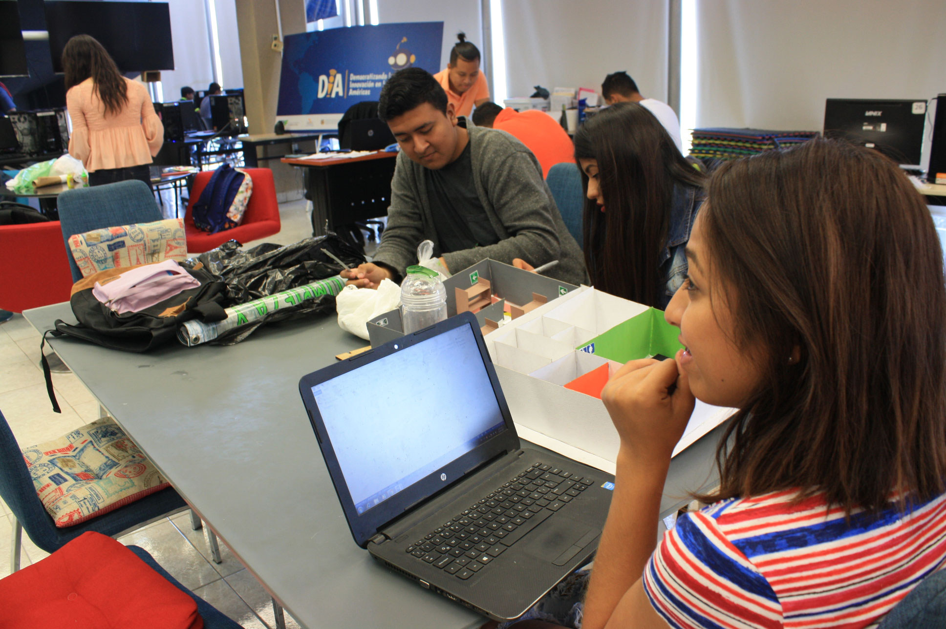 La imagen muestra a  varios estudiantes en el laboratorio de innovación DIA.
