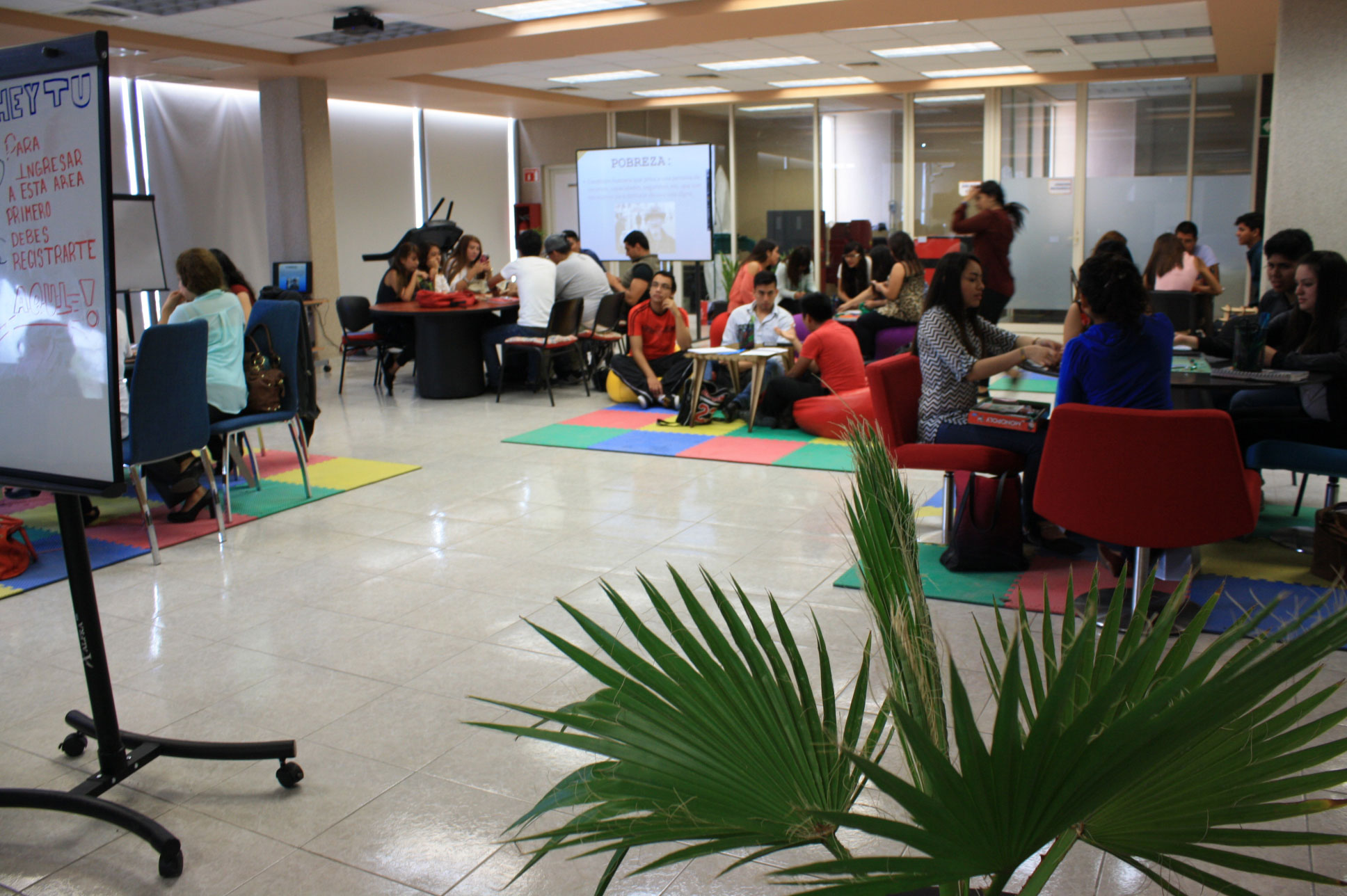La imagen muestra a un grupo de estudiantes en el aula POETA.